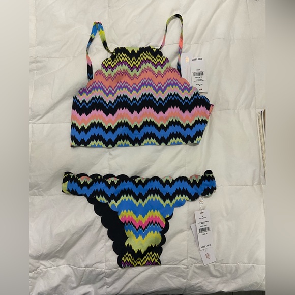 Pilyq Reversible Seamless Wave 2 PC. Bathing Suit.  Large top bottom is Medium. - Picture 4 of 5